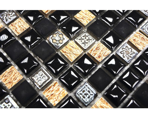 Mosaikfliesen mit quadratischen Steinen in unterschiedlichen Designs.