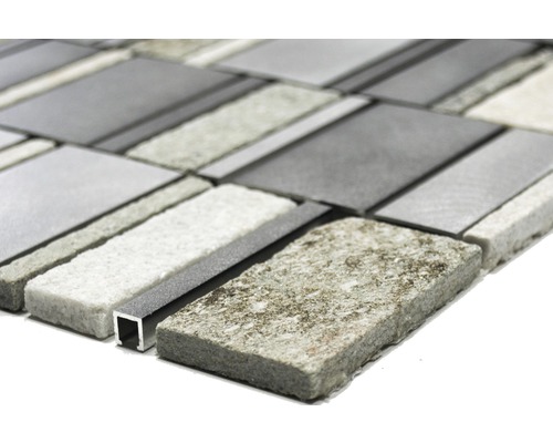 Nahaufnahme eines Mosaiks aus Stein und Aluminium