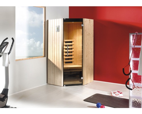 Innenraum mit Holzsauna, Heimtrainer und Sportzubehör