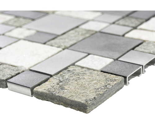Mosaikfliese aus Stein- und Metallelementen