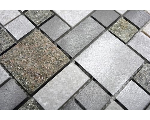 Nahaufnahme von Mosaikfliesen aus Stein und Metall