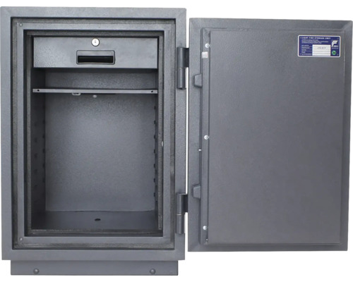 Geöffneter Tresor mit Schublade und Fach