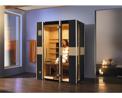 Innenraumansicht einer Sauna mit Frau in einem Badezimmer