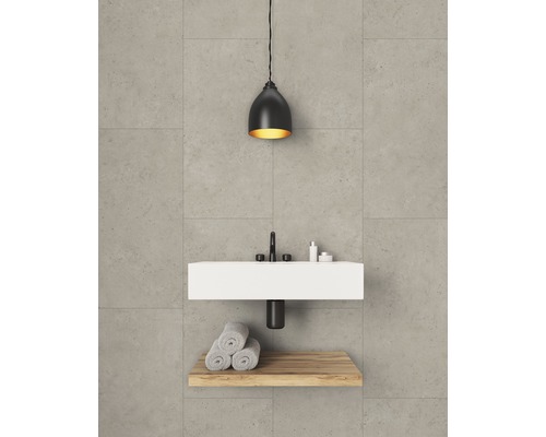 Kunststoffpaneel GX Wall+ Beige Concrete 600 x 300 x 5 mm Modernes Badezimmer mit Waschbecken, Handtüchern und Hängelampe