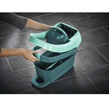 Bedienerin montiert einen Mopp-Eimer mit Auswringer für die Bodenreinigung