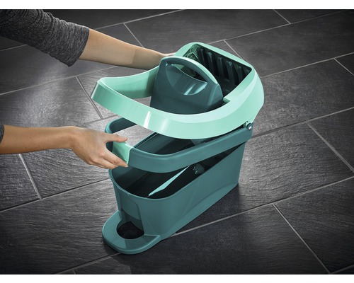 Bedienerin montiert einen Mopp-Eimer mit Auswringer für die Bodenreinigung