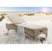 Gartenliege aus Polyrattan mit Auflage auf einer Terrasse