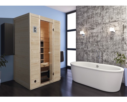 Badezimmer mit Sauna aus Holz und freistehender Badewanne.