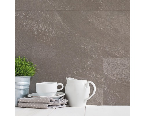 Kunststoffpaneel G x Wall+ Grege Stone 600 x 300 x 5 mm Wandfliesen im Interieur mit Geschirr und Pflanze