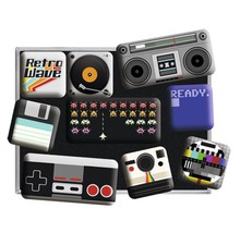 Collage mit Retro-Elementen: Kassettenrekorder, Gamecontroller, Kamera, Bildschirmtestbild