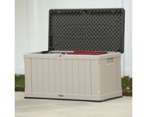 Geöffnete Gartenbox zur Aufbewahrung im Außenbereich