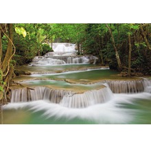 Treppenförmiger Wasserfall im Wald