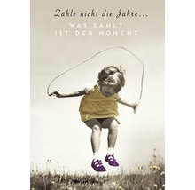 Motivkarte mit springendem Mädchen und Spruch: Zähle nicht die Jahre, was zählt ist der Moment