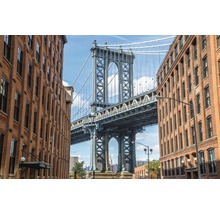 Ansicht der Manhattan Bridge zwischen zwei Backsteingebäuden