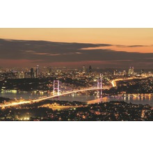 Beleuchtete Brücke über das Wasser mit Stadtbild im Hintergrund bei Nacht