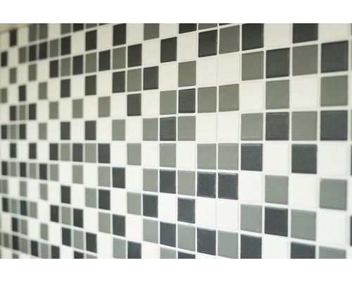 Wandfliesen mit Mosaikmuster in Grau