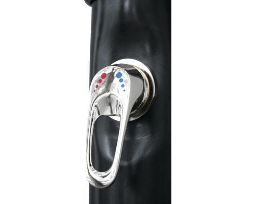 Nahaufnahme des Wasserhahns einer Gartendusche zur Temperaturregelung