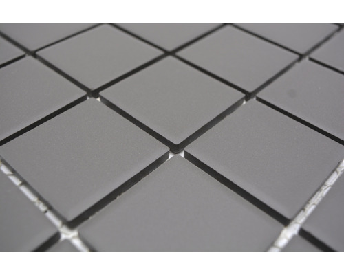 Nahaufnahme von grauen quadratischen Mosaikfliesen
