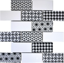 Dekorfliesen mit geometrischen und floralen Mustern