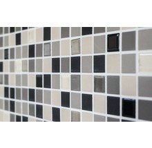 Mosaikfliesenwand mit quadratischen Fliesen