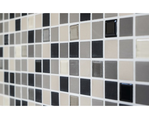 Mosaikfliesenwand mit quadratischen Fliesen