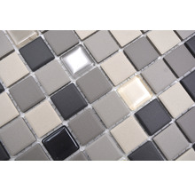 Mosaikfliese mit quadratischen Steinen in verschiedenen Materialien