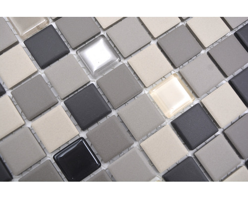 Mosaikfliese mit quadratischen Steinen in verschiedenen Materialien