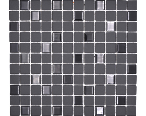Mosaikfliese mit quadratischen Elementen in verschiedenen Grautönen