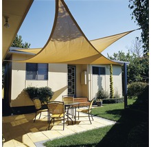 Terrasse mit Sonnensegel, Tisch und Stühlen vor einem Haus