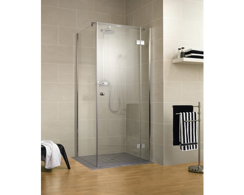 Eckdusche mit Duscharmatur und Handtuchhalter in einem Badezimmer