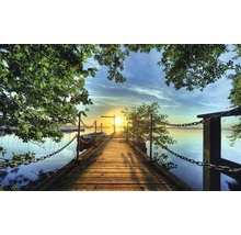 Holzsteg mit Kettenabsperrung am See bei Sonnenaufgang