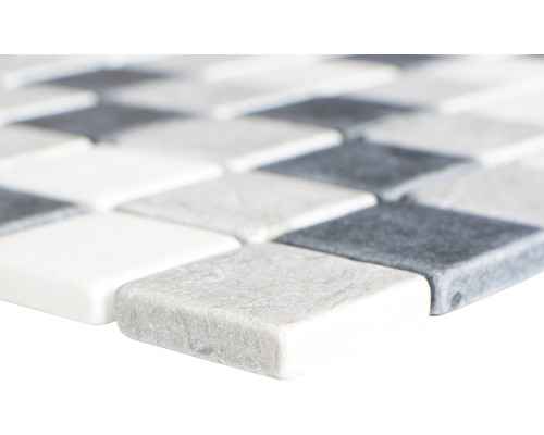 Mosaikfliese aus Naturstein mit quadratischen Steinen