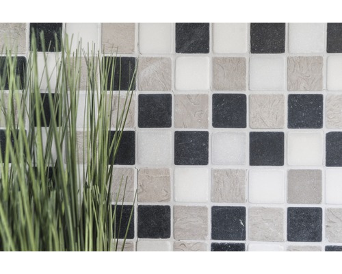 Mosaikfliesen in einem Schachbrettmuster mit Kunstgras