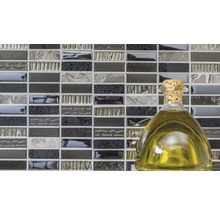 Mosaikfliesenwand mit Glasflasche