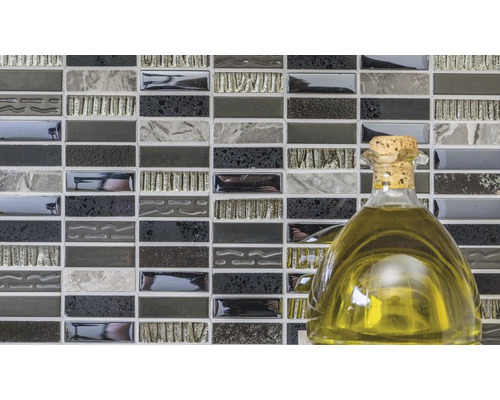 Mosaikfliesenwand mit Glasflasche