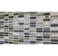 Mosaikfliesenwand mit rechteckigen Steinen in verschiedenen Materialien und Designs