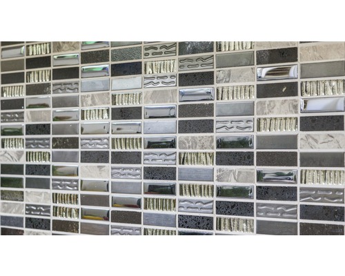 Mosaikfliesenwand mit rechteckigen Steinen in verschiedenen Materialien und Designs