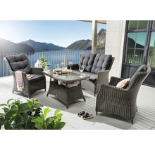 Gartenmöbelset aus Rattangeflecht mit Tisch, Bank und Stühlen auf einer Terrasse mit Seeblick
