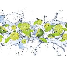 Limettenstücke und Blätter im Wasser
