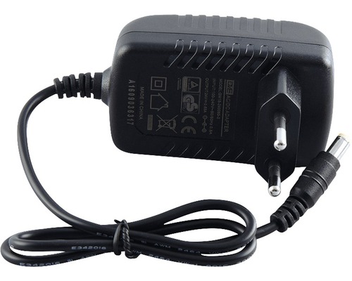 Schwarzes Netzteil mit Kabel und Stecker