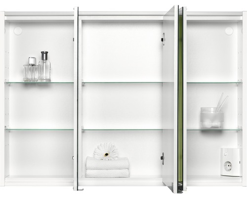 Weißer Spiegelschrank mit Glasablagen und teilweise geöffneten Türen