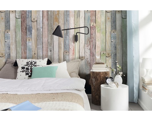 Schlafzimmer mit Holzwandtapete, Bett, Nachttischen und Dekorationen
