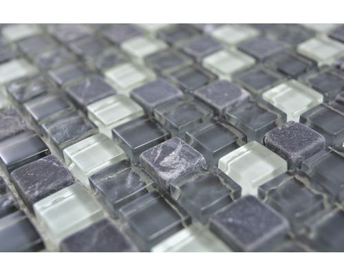 Mosaikfliesen aus Glas und Naturstein Nahansicht