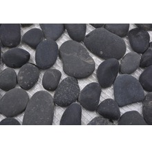 Dekorative Natursteine auf einem Gitter zur Gartengestaltung