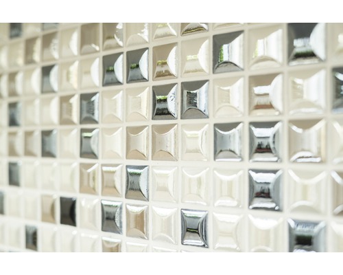 Nahaufnahme einer Wand mit quadratischen Mosaikfliesen.