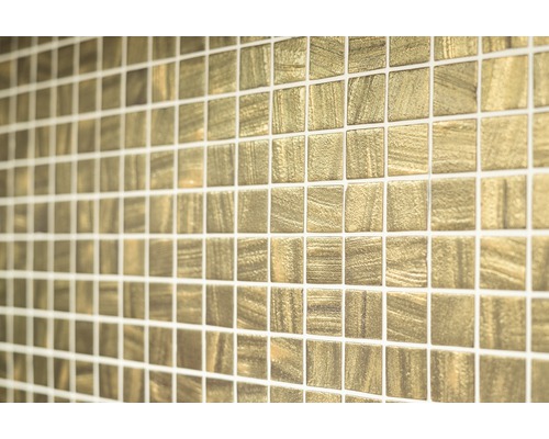Nahaufnahme von goldenen Mosaikfliesen an einer Wand.
