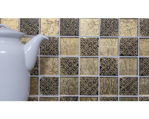 Mosaikfliesen in Gold und Schwarz mit Teekanne