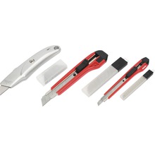 Mehrere Cuttermesser und Ersatzklingen