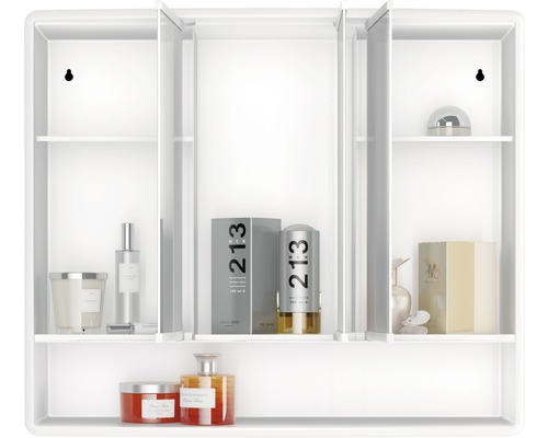 Weißer Spiegelschrank mit verschiedenen Badartikeln