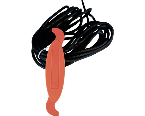 Schwarzer Bewässerungsschlauch mit orangenem Werkzeug